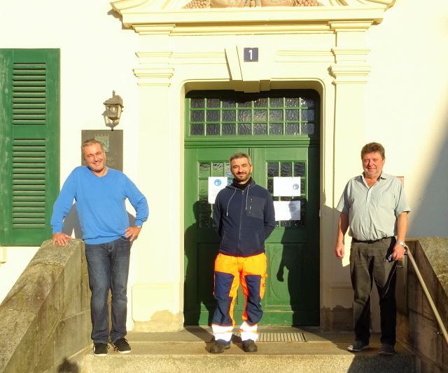 Der neue Mitarbeiter Herr Uygun zusammen mit Herrn Bürgermeister Hans Witterauer und Geschäftsstellenleiter Klaus Bauer